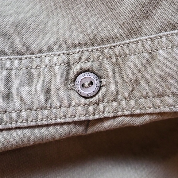 Levi's NWT Standard Button Down Shirt - Large - Army Green - Picture 3 of 6